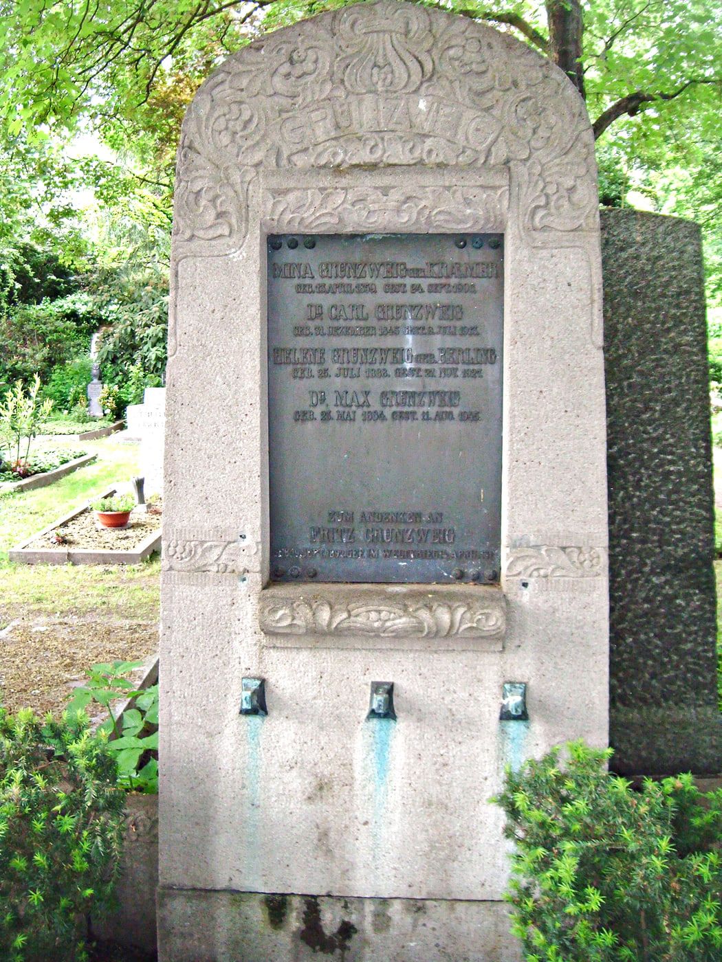 Hochrechteckiges Grabmal Grünzweig mit eingelassener Inschriftentafel auf Hauptfriedhof Ludwigshafen