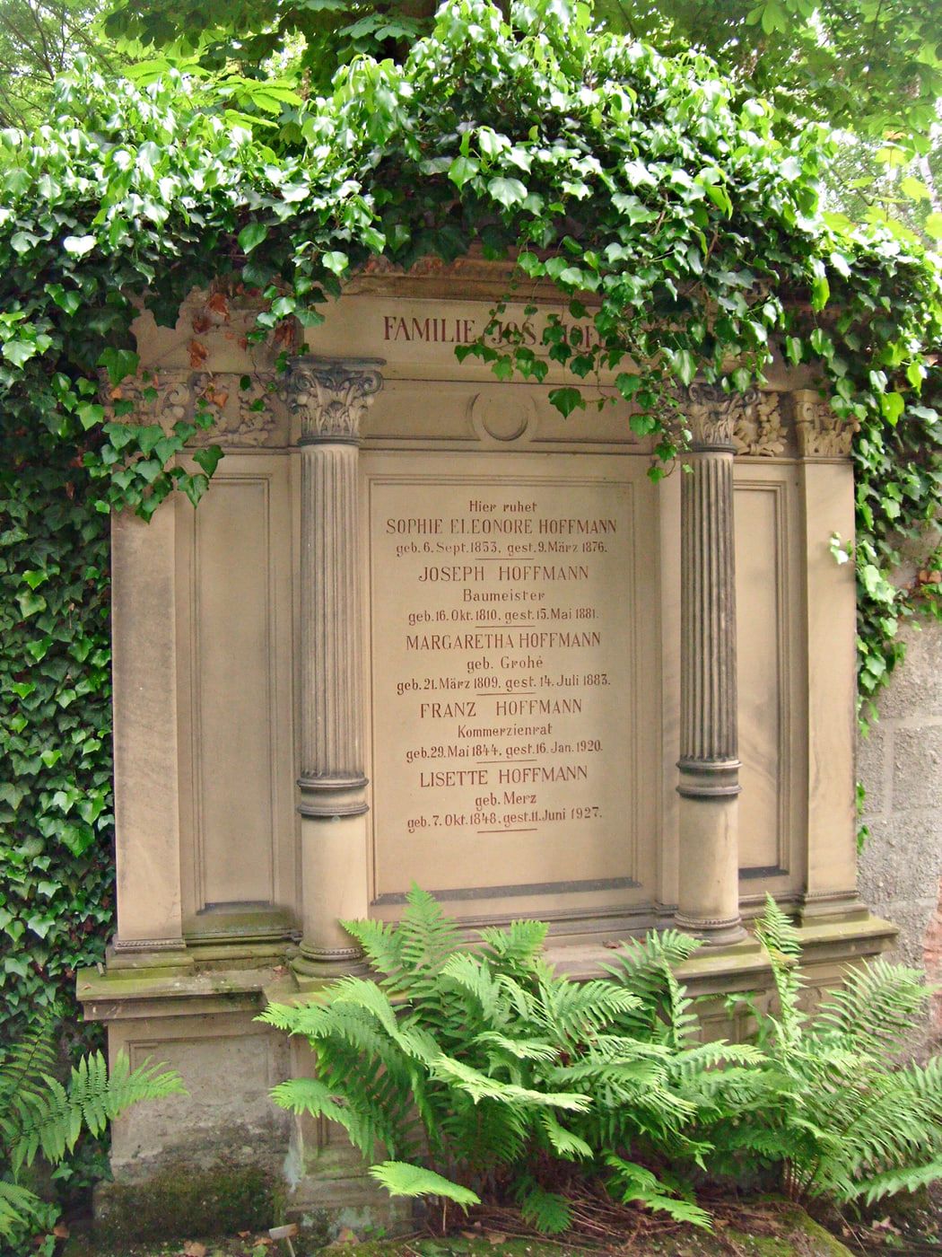 Architektonisch gefasstes Grabmal von Baumeister Joseph Hoffmann im Grün auf Hauptfriedhof Ludwigshafen